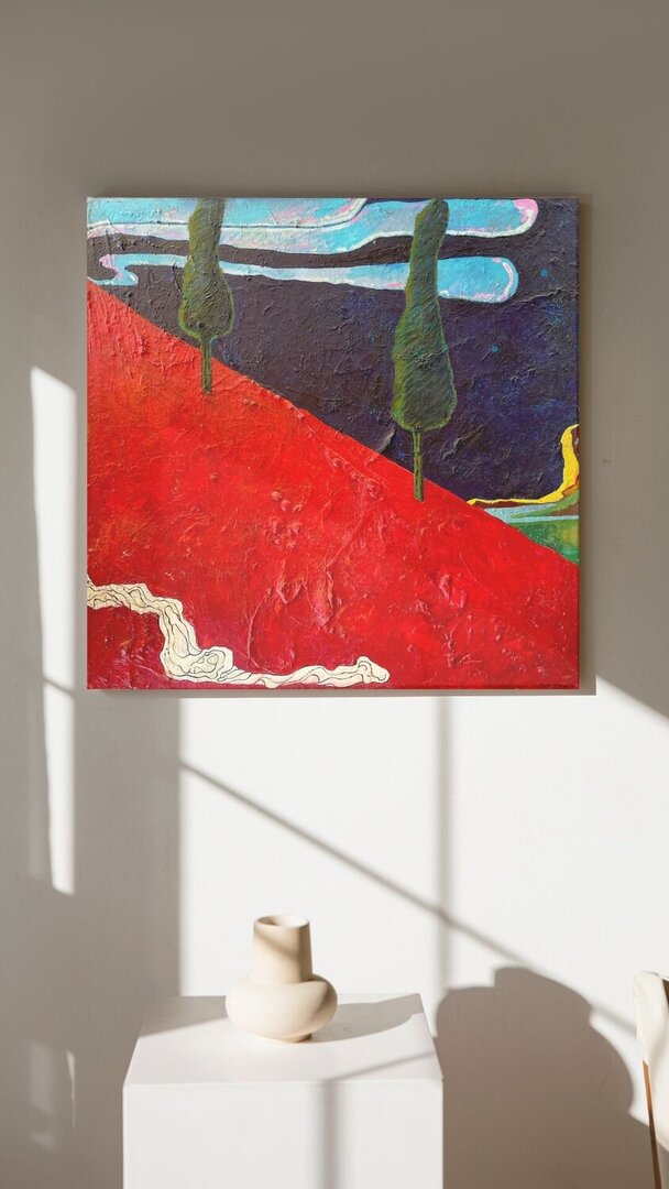 Cipressi e prato rosso
